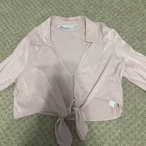 Zara blouse/top. Never worn and is in amazing condition! Size medium.
